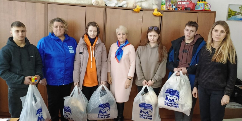 Единороссы оказали помощь студентам Славяносербского техникума.