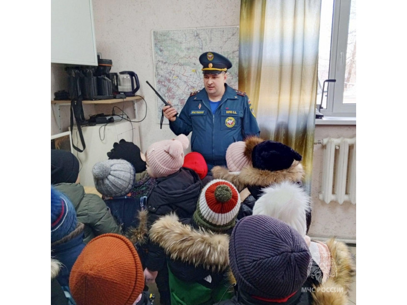 И ночью, и днем готовы пожарные к битве с огнем.