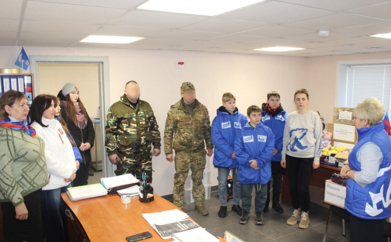 Активисты Славяносербщины передали защитникам Отечества подарки и поздравления.