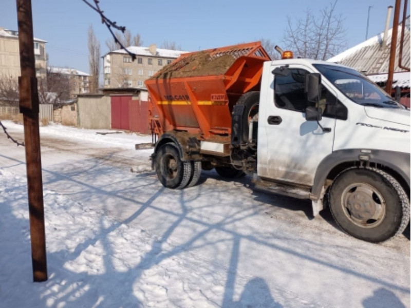 Коммунальные службы продолжают работы по расчистке снега.