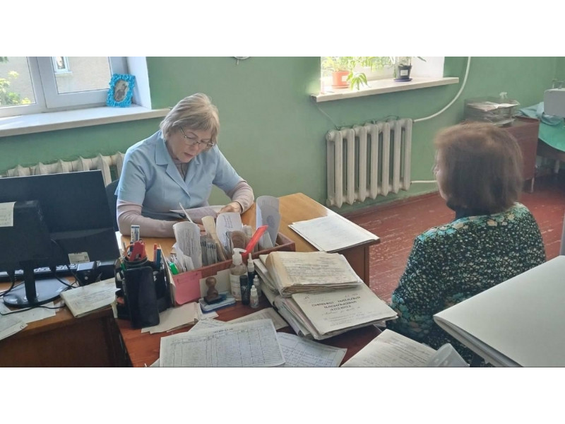 Специалист Славяносербской ЦРБ осмотрел жительниц пгт.Лозовский.