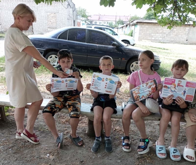 В Славяносербске провели провели уличную акцию «Мы против агрессии!».