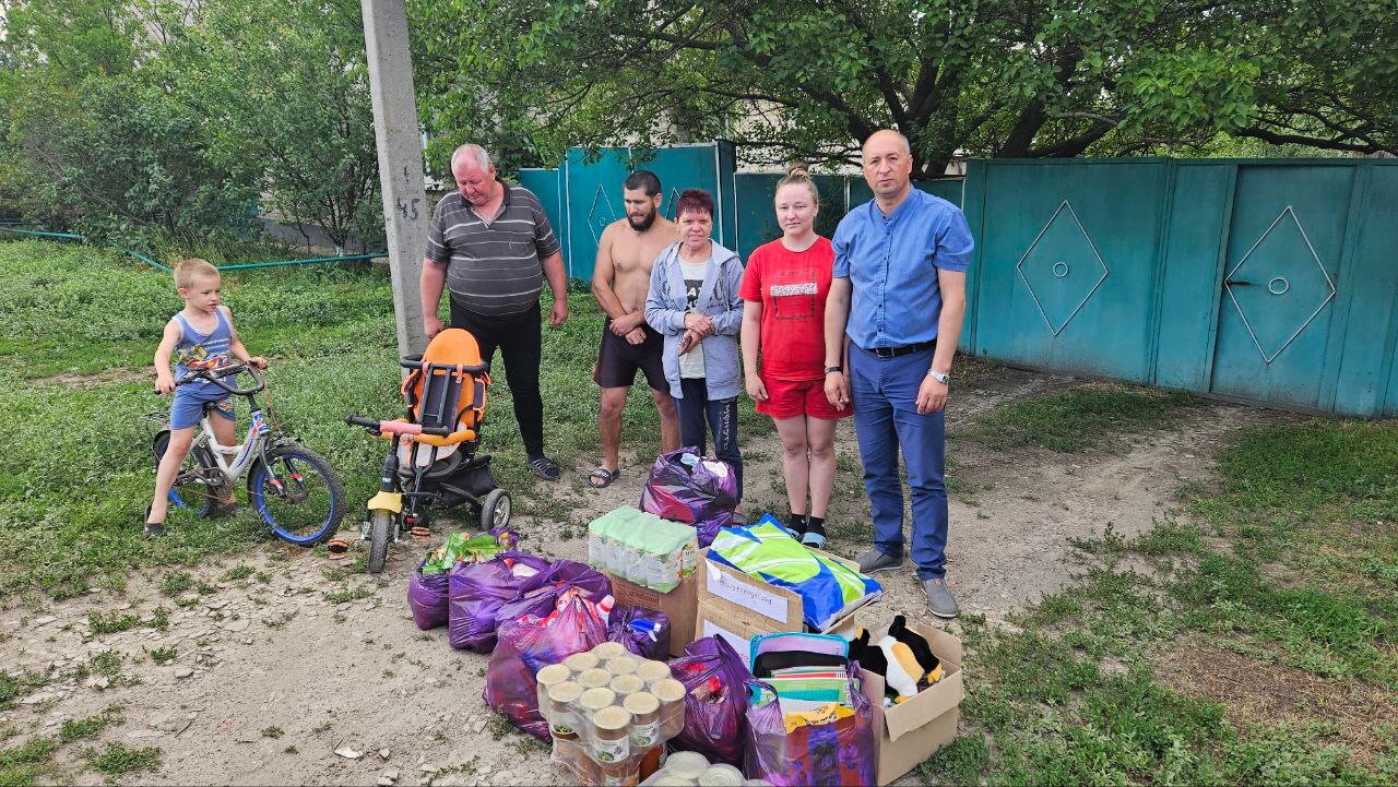 Глава округа передал гуманитарную помощь временно перемещенным лицам.