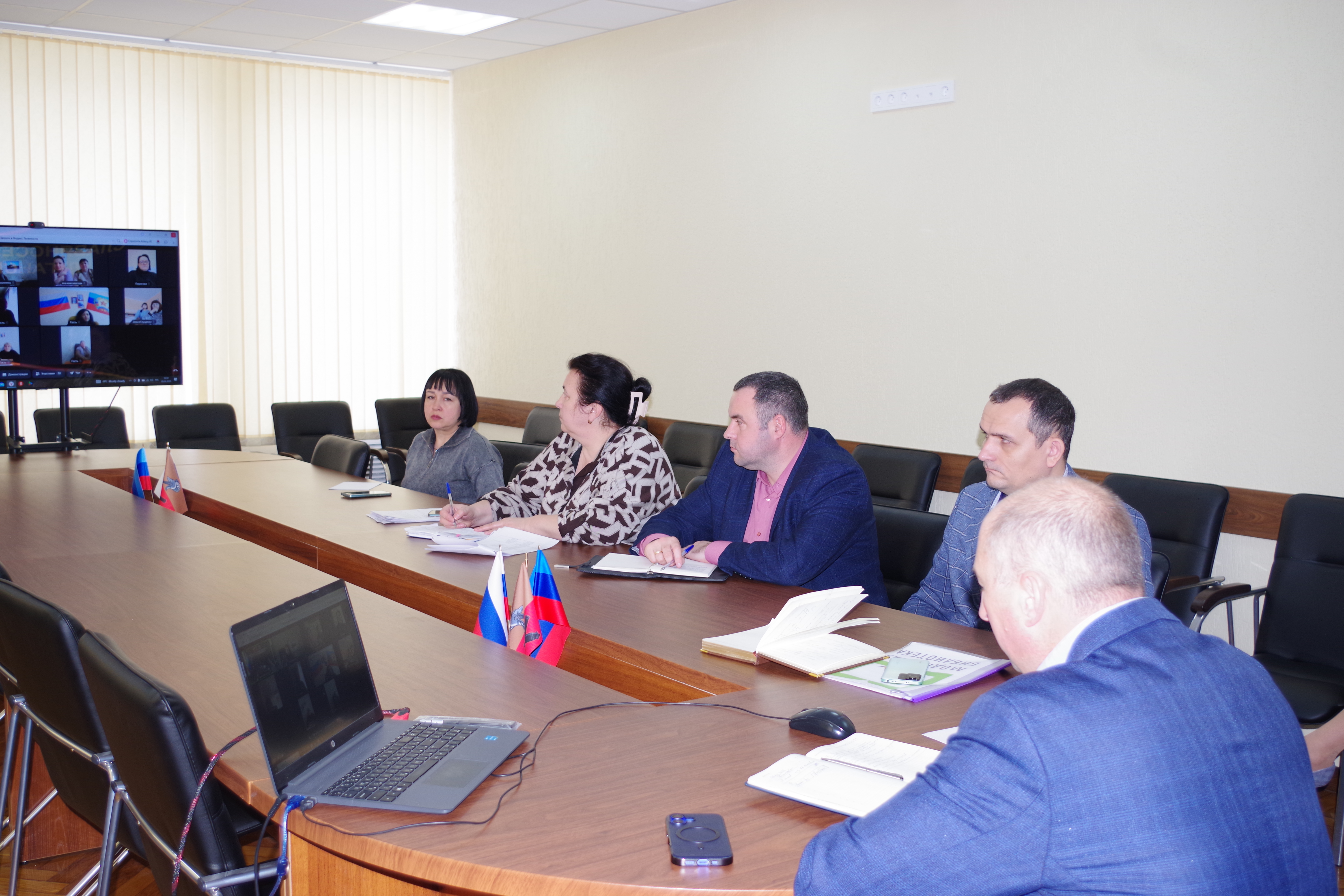 Сергей Крамаренко, глава Славяносербского муниципального округа, провел совещание в формате видеоконференцсвязи (ВКС) со специалистами управления по работе с территориями.