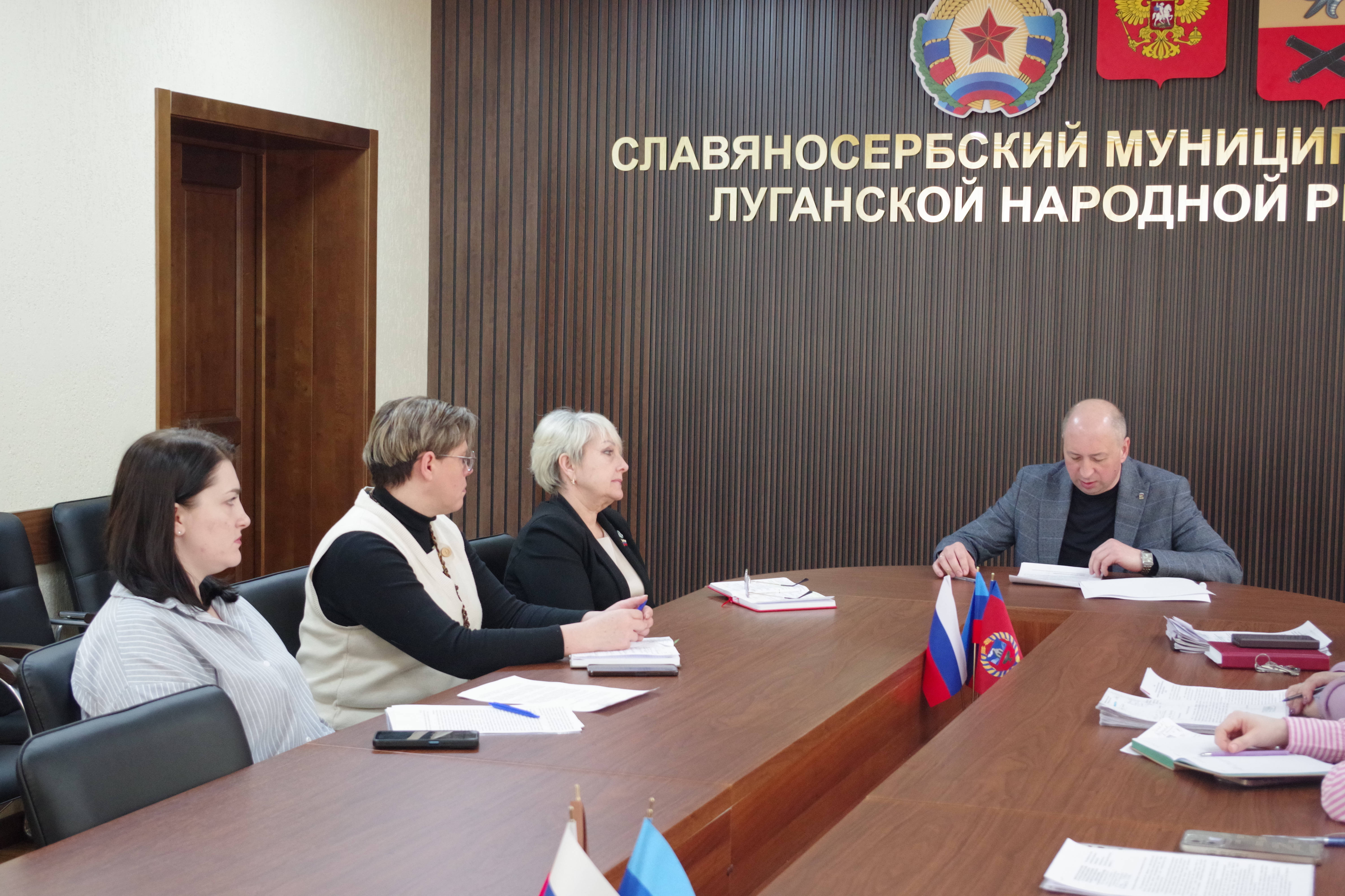 В Славяносербском муниципальном округе состоялось первое в 2026 году заседание антинаркотической комиссии.