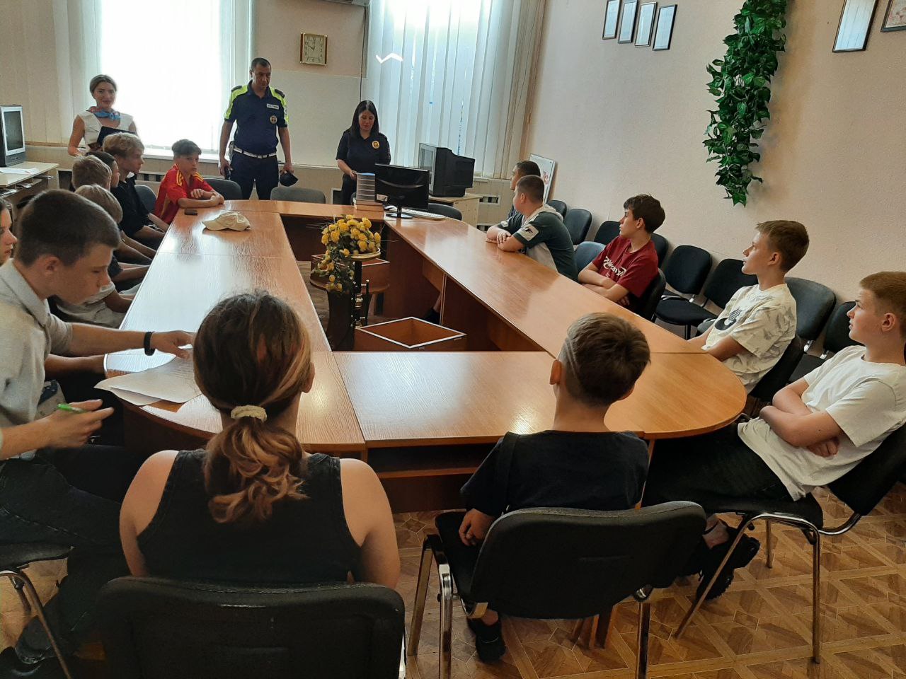 В Славяносербске провели заседание  молодежного клуба  «Новое поколение» на тему «День ГИБДД».