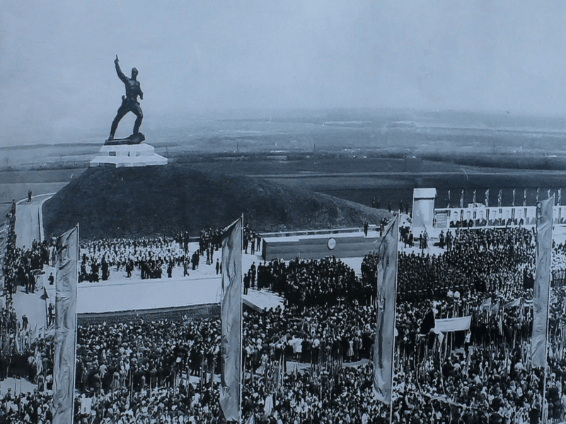 Памятник политработникам Советской армии.
