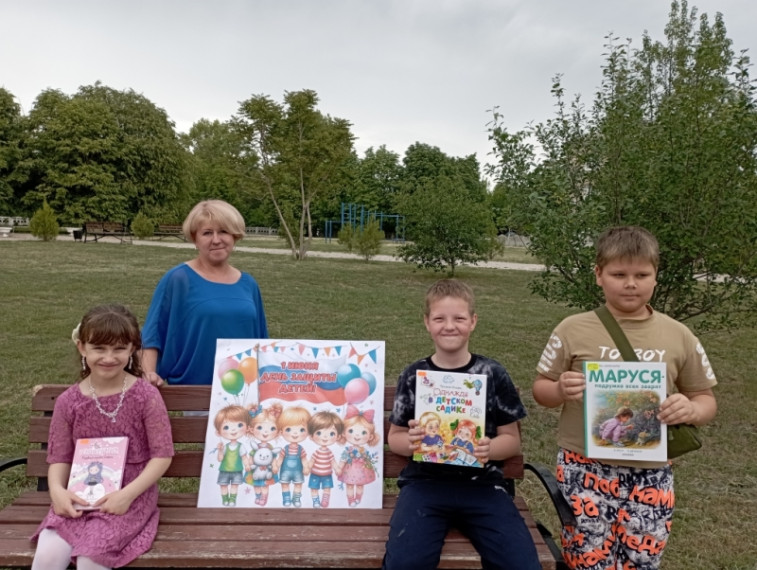 В Славяносербске прошло театрализованное представление « Ура!!!!! Зажигает детвора!». В Славяносербске прошло театрализованное представление « Ура!!!!! Зажигает детвора!».